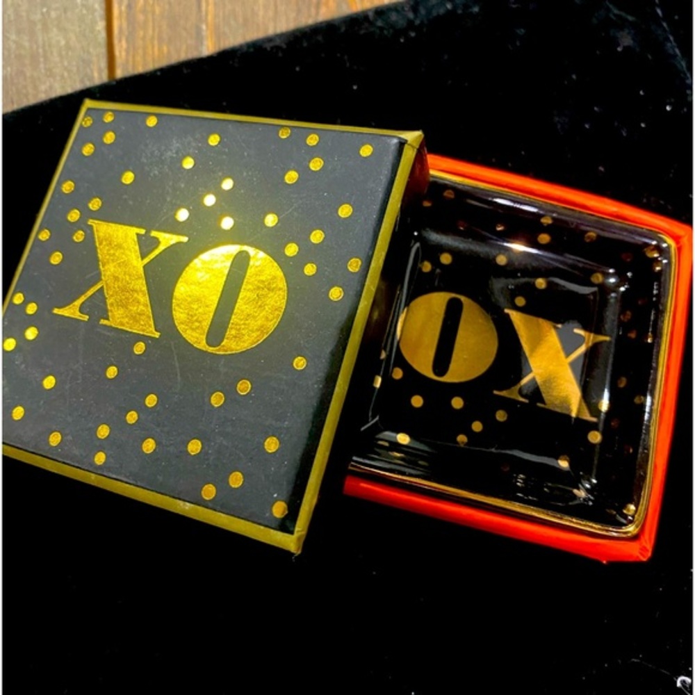 XO "token of appreciation" Jewlery/ Pill dish by Rosanna🖤💛
